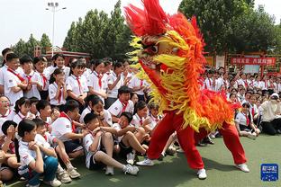 于嘉评LBJ夺冠：彼时的少年站在成长的巅峰 回首来时 早已鲜花盛开